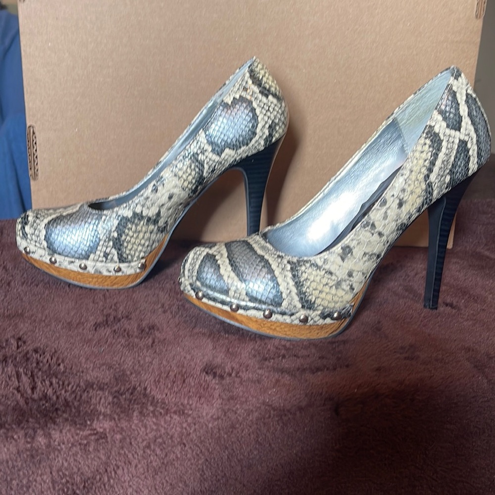 Qupid heals black cream and silver snake print excellent condition